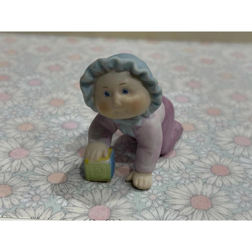 Cabbage Patch Kids Figurine Porcelain 1984 Baby crawling w/Bonnet Xavier Roberts